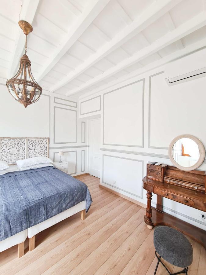 Via Vittoria Quattro — Photos 2